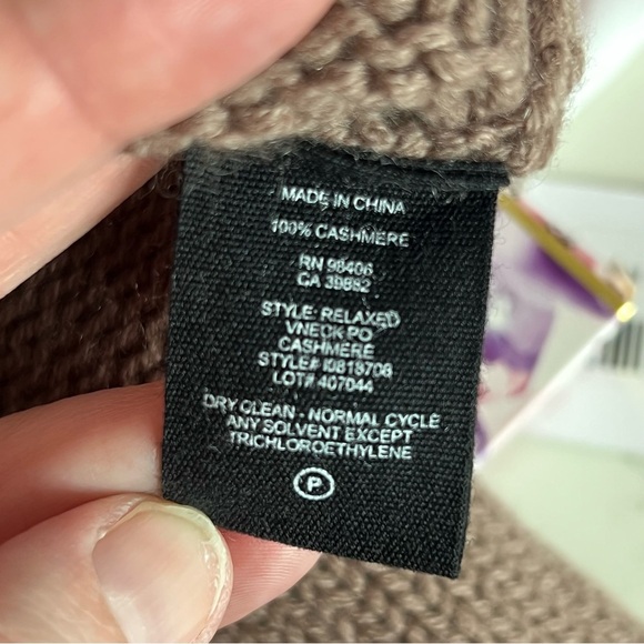 Theory Pink Cashmere Relaxed Fit V-Neck Sweater size XS - Picture 5 of 5